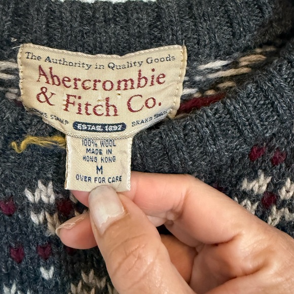Vintage Abercrombie & Fitch Men's Fair Isle Sweater - Black, Cream, Red - Picture 2 of 7